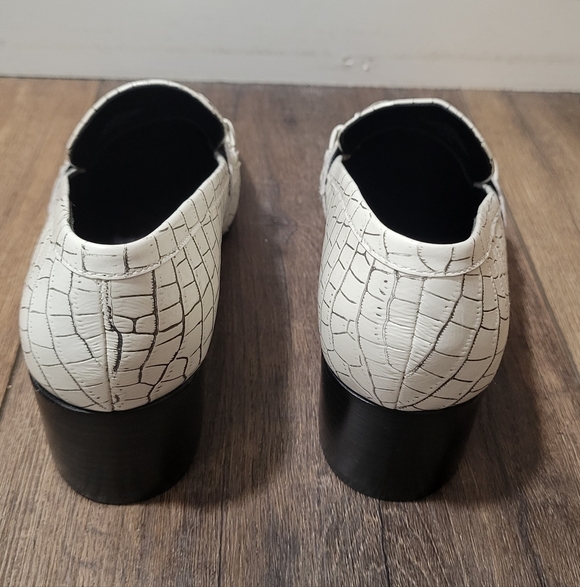 Marc Fisher White Croc-Embossed Loafers, Sz 6.5 - Picture 4 of 6